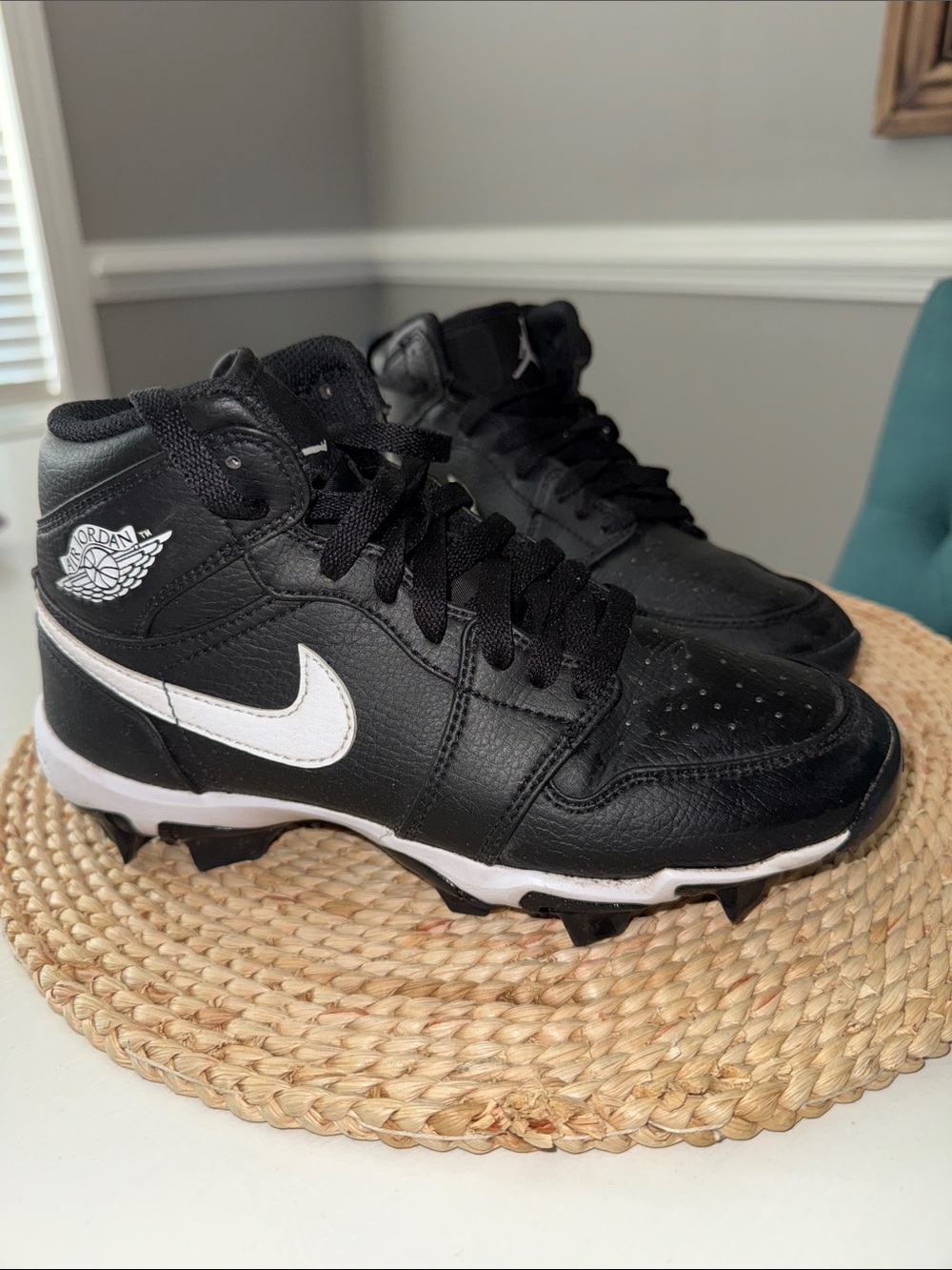 Nike Air Jordan 1 Mid youth'Black and White Cleat Sneakers HF 6883–001 size 4